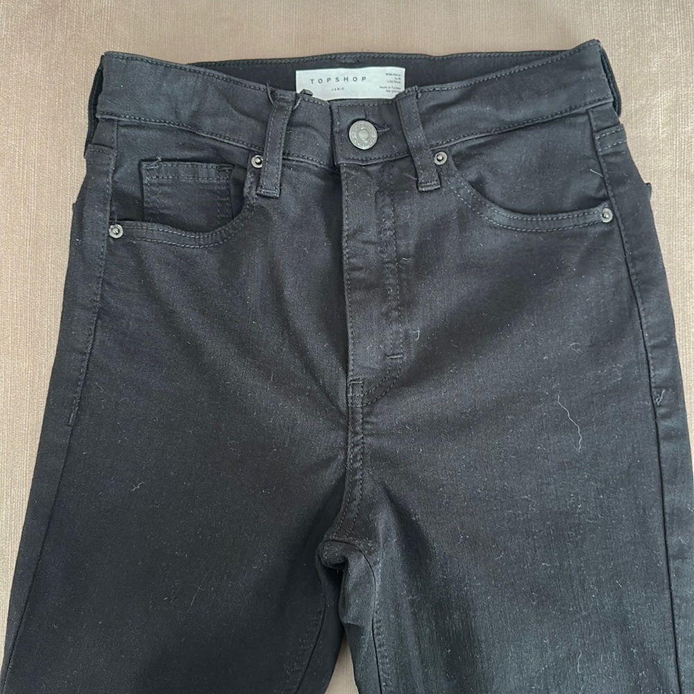 Black Jeans w/ Ripped Knee